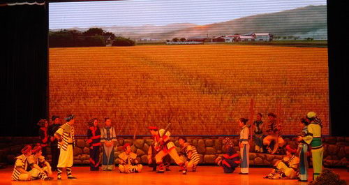 參加廣告經營高峰論壇的來賓觀看“竹風清.漁鼓情”表演