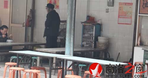 早餐結束后，攤點的餐桌下滿是廢棄的垃圾。