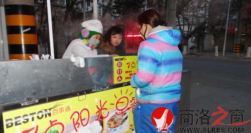 1月10日，天還沒有完全亮，李亞婷就在市區商中路口招呼前來購買早餐的顧客。