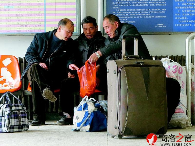 他們三個人坐在一起,面前放著大大小小的行李包