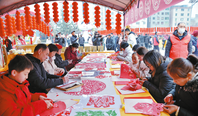 體驗非遺剪紙 喜迎龍年春節