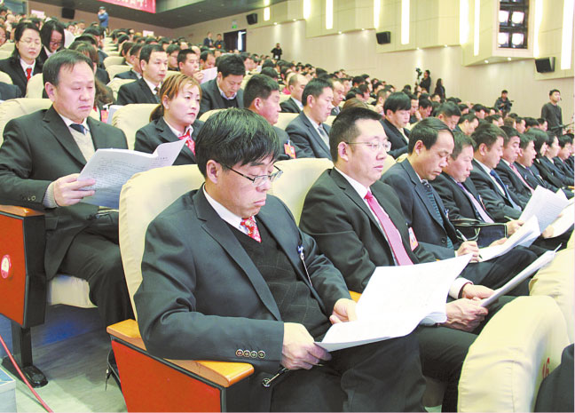 2月5日上午,市四屆人大一次會議開幕,出席大會的市人大代表認真聆聽政府工作報告。