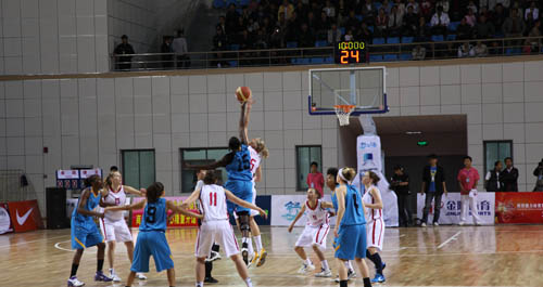 美國戰勝捷克 隊員賽場染紅