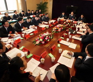 各代表團(tuán)、討論組，認(rèn)真討論二屆市委和市紀(jì)委工作報(bào)告