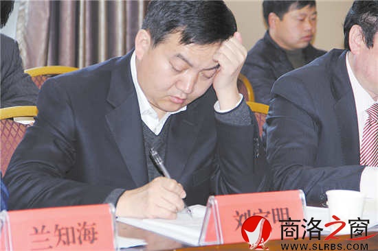 代表認真研讀政府工作報告，反復推敲發言稿。        （記者 李 亮 攝）