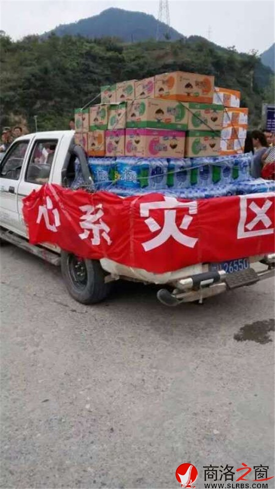 愛(ài)心人士送來(lái)食物和水