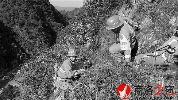 武警黃金五支隊的戰士攀爬上滑坡區左邊山體，實地檢查地質災害隱患