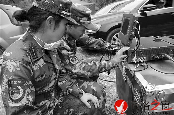 安裝設備，保持救援現場通訊暢通