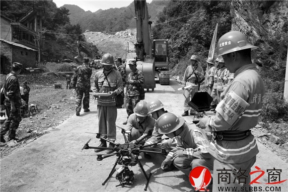 準備起飛無人機，空中監測地質隱患點