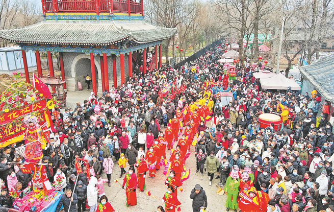 棣花傳統社火表演吸引了眾多游客