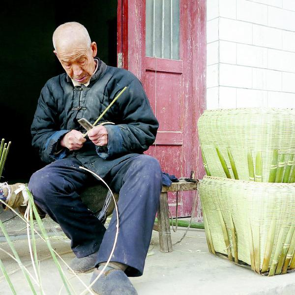 老人正在編篾框